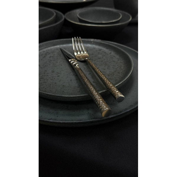 Тарілка обідня Olens Шайні-дот 101-0409 28.5х2 см чорна