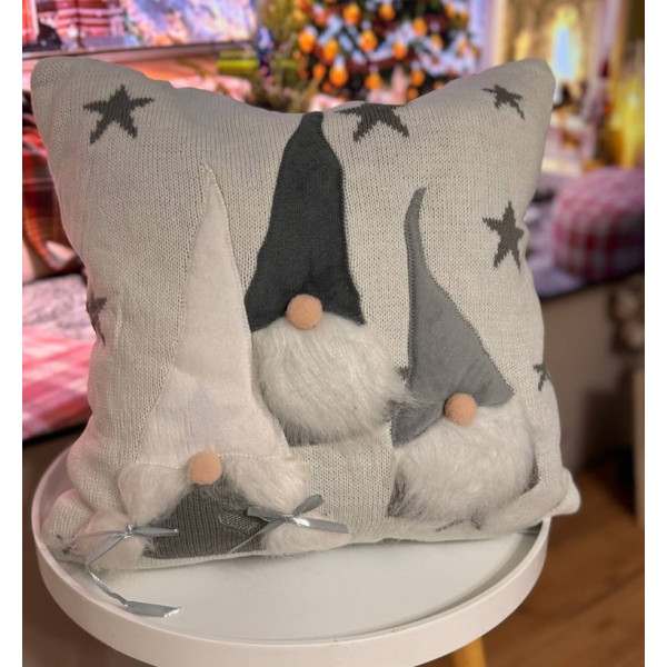 Подушка новорічна 3D Три Гноми 19393 40х40 см
